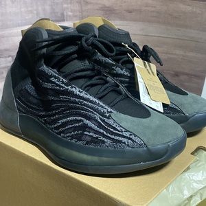 Yeezy QNTM Mens size 11